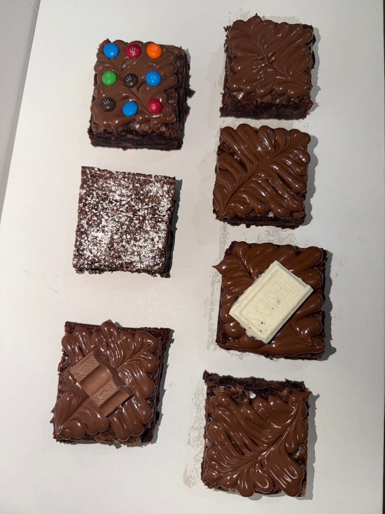 Selección de brownies artesanales con diferentes toppings